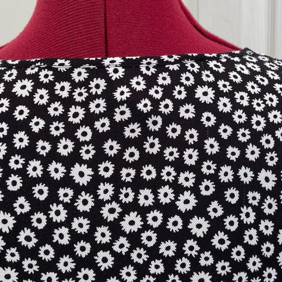 Kensie women black and white daisy print tunic long sleeves top. Size S. Used - Picture 6 of 10